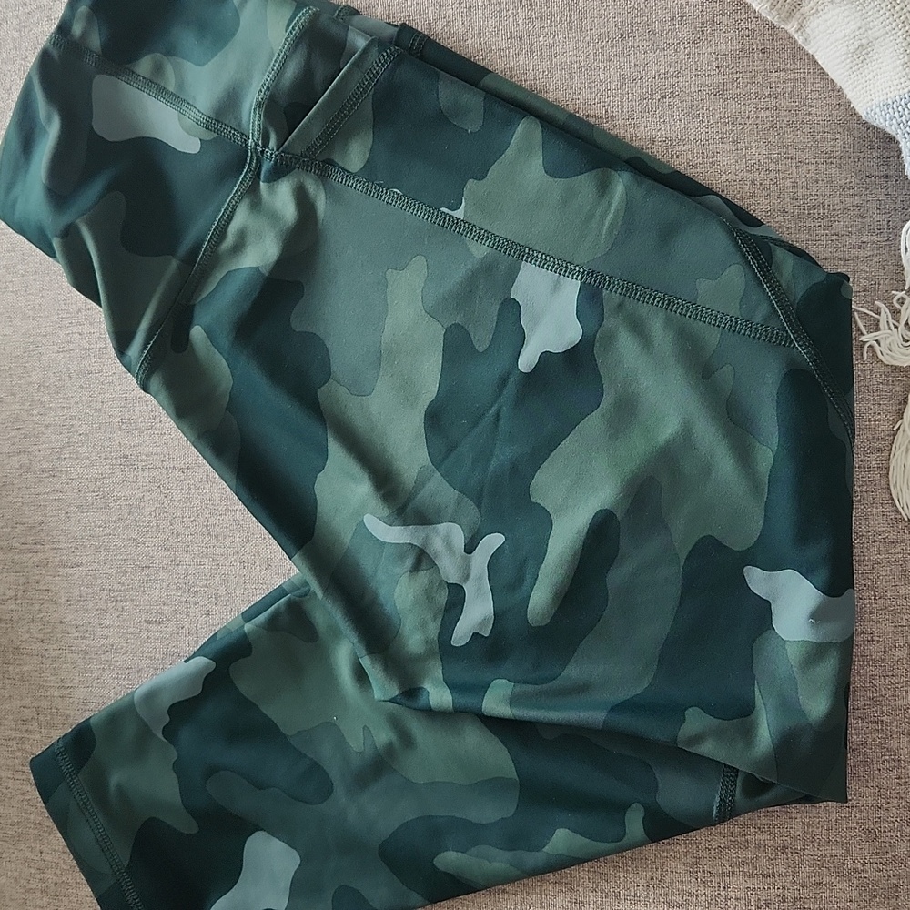 Old Navy Elevate Leggings In Camo Size Medium.